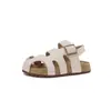 Sandalias cerradas de moda para niños 2026 verano nuevo versión coreana sandalias Birkenstock para niñas zapatos de playa de suela blanda para niños modernos