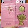 Bolo Coração Dourado Aniversário 520 Dia dos Namorados Conjunto de Luxo Presente para Namorado/Namorada com Flores de Mão, Caixa de Presente de Casamento e Cartão de Cumprimentos