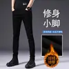 Jeans Negros de Alta Gama Hong Kong que No se Desvanecen Pantalones Rectos Ajustados para Hombre Otoño e Invierno 2026 Pantalones Casuales con Forro Polar