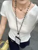 Camiseta Branca de Gola V de Manga Curta para Mulheres, Novo Estilo de Verão, Estilo Coreano Petite, Caimento Justo, Top Curto, Tendência