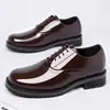 Sapatos masculinos de couro de tamanho grande para exportação, novo modelo outono 2026, sapatos formais de couro brilhante estilo britânico, sapatos para casamento e trabalho do noivo
