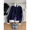 Jaqueta esportiva cleanfit azul marinho estilo americano para homens e mulheres, moletom casual de outono com três listras em cores contrastantes e gola alta, moderno