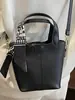 Bolsas Femininas de Nicho com Alto Aparato Moda Tendência Primavera 2026 Cesta Balde Bolsa de Ombro Transversal Texturizada