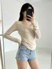 Camiseta de manga larga con cuello en V y dobladillo curvo para mujer, top sexy ajustado para otoño e invierno, camiseta básica de moda para mujer