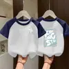 Camiseta Versátil Estampada Estilo Coreano de Manga Corta con Bloques de Color y Parches Nuevo Estilo Verano 2026 para Niños y Niñas Estilo Trendy Ins para Niños Mayores