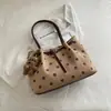 Bolsos de gamuza europeos y americanos para mujer, nueva colección de otoño 2026, bolso de hombro Maillard de alta gama, bolsa de mano de gran capacidad