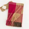 Bufanda de Estilo Callejero Europeo y Americano Imitación Cachemir Moda Femenina Bufanda de Viaje Estilo Cuadros Chal Versátil con Borlas Venta al por Mayor
