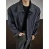 Chaqueta negra elegante de corte relajado para hombre, con un moderno diseño color block, un patchwork contrastante y una silueta corta estilo bomber, perfecta para el otoño.