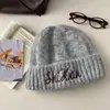 Gorro de Tricô Vermelho com Lã Espessa Bordado com Letras para Mulheres, Inverno Circunferência Grande da Cabeça Proteção de Orelhas, Quente Gorro de Lã