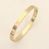 Pulseira de 4 Diamantes e 6 Tachas com Tachas, Estilo Europeu e Americano Aço Titânio Clássica Luxuosa Moda Versão de Ponta Pulseira com Design Estrelado