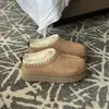 Botas de nieve para mujer, zapatos de algodón integrados de cuero y piel, modelo nuevo para uso exterior en invierno, de suela gruesa, cálidos, forrados de felpa y zapatos de algodón para nieve engrosados