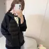 2026 Nueva Chaqueta de Algodón con Plumas para Mujer Ligera con Costillas Patchwork Sudadera con Capucha Abrigo de Algodón Invierno Adelgazante Cálida Chaqueta Acolchada de Algodón Ropa de Abrigo