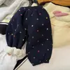Colección de invierno 2026 para niñas estilo coreano: sudadera con capucha de forro polar de color amarillo, con estampado de estrellas lindo, y pantalones casuales con estampado de estrellas