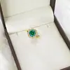 Elegante e Sofisticado Conjunto de Anéis em Vibrante Vermelho Chinês, Apresentando Flores de Diamante de Alto Carbono de Luxo Leve e Brincos Pingentes em Para Verde de Alto Brilho