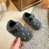 Sandálias Birkenstock de bolinhas para meninas, nova coleção outono/inverno 2026, sapatos infantis macios com sola flexível e forro de fleece, sapatos pequenos de couro retrô e versáteis para crianças mais velhas