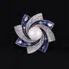 Corea del Sur Todas las ocasiones Hebilla de Toalla de Seda de Tres Anillos Broche de Perla de Dibujos Animados Broche de Camelia con Pin de Diamante Hebilla de Chal de Cristal para Mujer