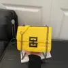 Bolso de hombro estilo coreano, diseño de nicho, bolso cruzado retro y casual, simple y moderno, con una cadena texturizada, perfecto para la primavera y el uso diario
