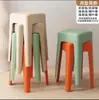 Banqueta de Plástico Estilo Luxo Leve para Uso Doméstico, Extra Grossa, Moderna e Simples, Empilhável, Confortável para Sentar por Longos Períodos, Banqueta Alta, Banco
