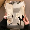 Tênis Rasos Diários para Mulheres, Novo Modelo 2026, Primavera e Outono, Aumentadores de Altura Treino Alemão Casual Esportivo Sapatos Brancos, Respiráveis