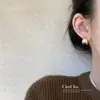 Estilo Xiaohongshu diseño de nicho hebilla de oreja plisada cóncava pendientes simples versátiles para mujer venta directa de fábrica