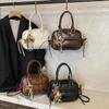 Bolsa de Bowling Fashion e Versátil para Carregar na Mão para Mulheres Novo Estilo Outono e Inverno 2025 Estilo Casual Simples Bolsa de Ombro Texturizada Bolsa Transversal