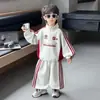 Nueva colección primavera/otoño 2026: Conjunto deportivo estilo coreano para niños, con sudadera de media cremallera y pantalones, un elegante conjunto de dos piezas