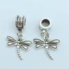 Colgante de libélula de aleación retro de moda europea y americana, accesorios de joyería DIY chapados en plata antigua, insectos perforados, fabricantes al por mayor