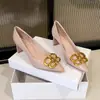 Sapatos de Salto Alto Baixos com Fivela de Metal Estilo Francês em Estoque para Mulheres, Bico Fino Stiletto em Couro Verniz Nude, Sapatos de Escritório com Aparência Profissional