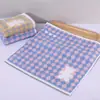 Fábrica de Gaoyang al por mayor toalla cuadrada de algodón 35*35 toalla pequeña para la cara toalla absorbente de dibujos animados para el hogar impresión bordada log