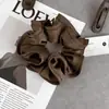 Novedoso y versátil scrunchie con bordes rizados y textura satinada, elegante y versátil goma para el pelo