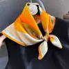 Bufanda de Seda Decorativa Estampada para Mujer de Primavera y Otoño, Pañuelo Cuadrado Pequeño Floral Naranja de Alta Gama, Versátil y Elegante, Se Puede Usar como Bufanda Exterior o de Cuello de Camisa