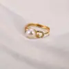 Anéis Cruzados Europeus e Americanos de Moda Luxo Leve de Cobre para Mulheres Nicho Alto Padrão Versáteis Anéis de Dedo Indicador com Pérola de Água Doce Venda por Atacado