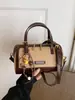Bolso Boston versátil de nicho de lujo ligero para mujer, nuevo modelo 2026, bolso de mano de alta gama, bolso cruzado, adecuado para el trabajo y los desplazamientos, bolso de hombro