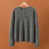 Novo Cardigan de Malha Gola Redonda em Lã Cashmere Fio Grão Dourado Outono/Inverno 2026 com Botões de Pérola, Suéter de Lã Escovada Manga Longa