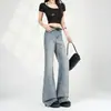 Nuevo producto: Jeans retro para mujer coreana, naturalmente atractivos, ligeramente acampanados con un diseño de botón en el bolsillo trasero, admite envío directo