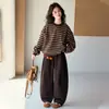 Conjunto de sudadera con forro polar para niña, nuevo estilo otoño/invierno 2026, top de rayas con forro polar de cuello redondo a la moda y pantalones con forro polar