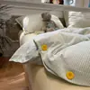 Conjunto de quatro peças de algodão lavável com jacquard tecelagem colorida estilo Ins para dormir sem roupa, com bordas com cordão e design de botões contrastantes