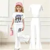 Conjunto de duas peças estilo rua para menina grande com estampa fofa, top de manga curta estilo coreano em desenho animado de seda de leite e calça boca de sino