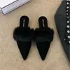 Sapatos casuais femininos Baotou, novo estilo 2026, de salto baixo, bico fino estilo francês, mules peludas