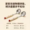 Vaya, esta es una cuchara sopera doméstica hecha de acero inoxidable 201 con un mango largo, diseñada para prevenir quemaduras al servir hot pot, dumplings, fideos y sopa.. Tiene una forma profunda y curva y un mango antideslizante de PP