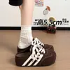 Novos sapatos 2026 de sola grossa, semi-Birkenstock, sapatos com molas que aumentam a altura, super populares, chinelos fechados para mulheres usarem na rua