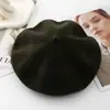 Novo popular boina de lã de mistura de lã estilo retrô francês cor sólida para mulheres, chapéu de artista quente de inverno atacado