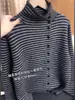 Estilo Old Money Cuello Alto Súper Bonito Rayas Mujer Otoño e Invierno 2025 Nuevo Cárdigan de Punto Abotonado Chaqueta Suéter Versátil