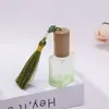 Botella de aromaterapia de vidrio esmerilado, botella vacía de recarga de perfume cuadrada de madera con tapa de gradiente de colores, la fábrica admite venta al por mayor personalizada