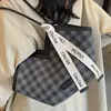 Bolsa Tote Versátil de Grande Capacidade na Moda para Mulheres 2025 Verão Nova Bolsa de Ombro Simples Estilo Coreano Tendência Bolsa de Braço
