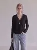 Suéter de tricô preto slim fit com decote em V e detalhes em renda estilo francês para mulheres, criando um visual elegante e esguio, 8200