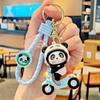 Famoso de Internet Panda Montando Motocicleta Llavero Muñeca de Dibujos Animados Regalo Pequeño Llavero de Vehículo Eléctrico Colgante para Mochila de Estudiante