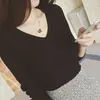 Top de punto chic discreto para otoño e invierno con cuello en V y botones, suéter ajustado de manga larga para mujer, camisa base versátil estilo western