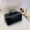Nova bolsa de cosméticos de alto valor em PU, moda simples, acolchoada tipo travesseiro, bolsa de mão, armazenamento manual, grande capacidade, bolsa de lavagem