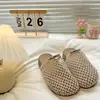 Mules versáteis estilo retrô com trama vazada e bico fechado para mulheres, novas sandálias romanas preguiçosas slip-on para o verão de 2026